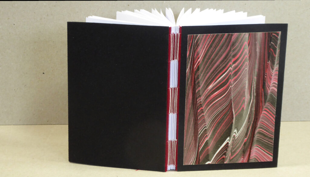 Ein in der Technik der Bandheftung gebundenes Buch.