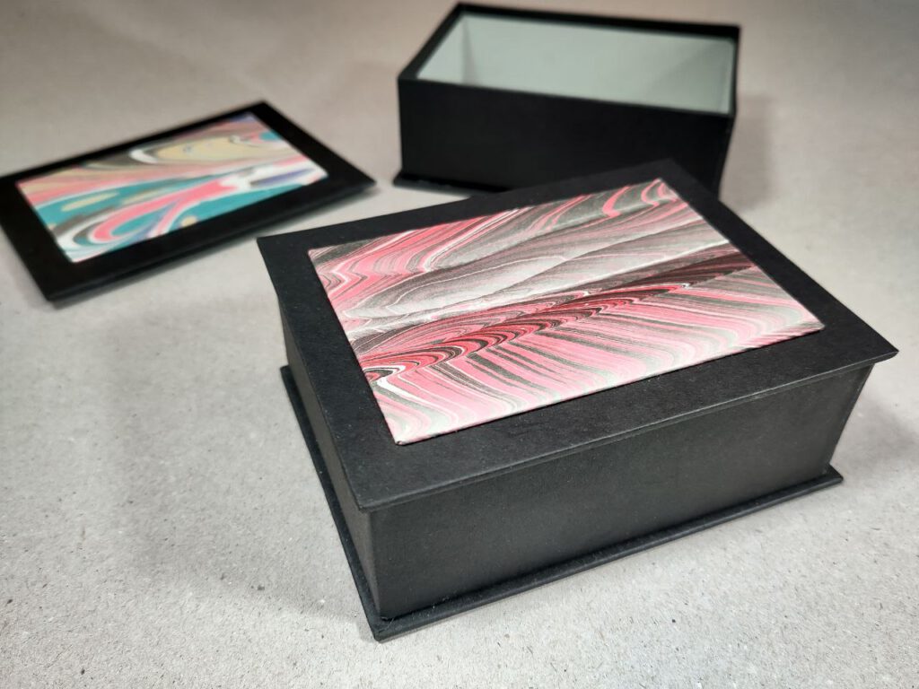 Schachtel mit Sockel / Box with Base